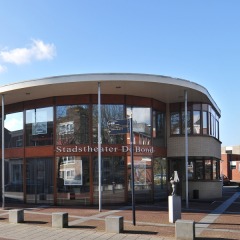 Stadstheater De Bond, eine Mischung aus historischer und moderner Architektur, bei Sonnenschein von außen.