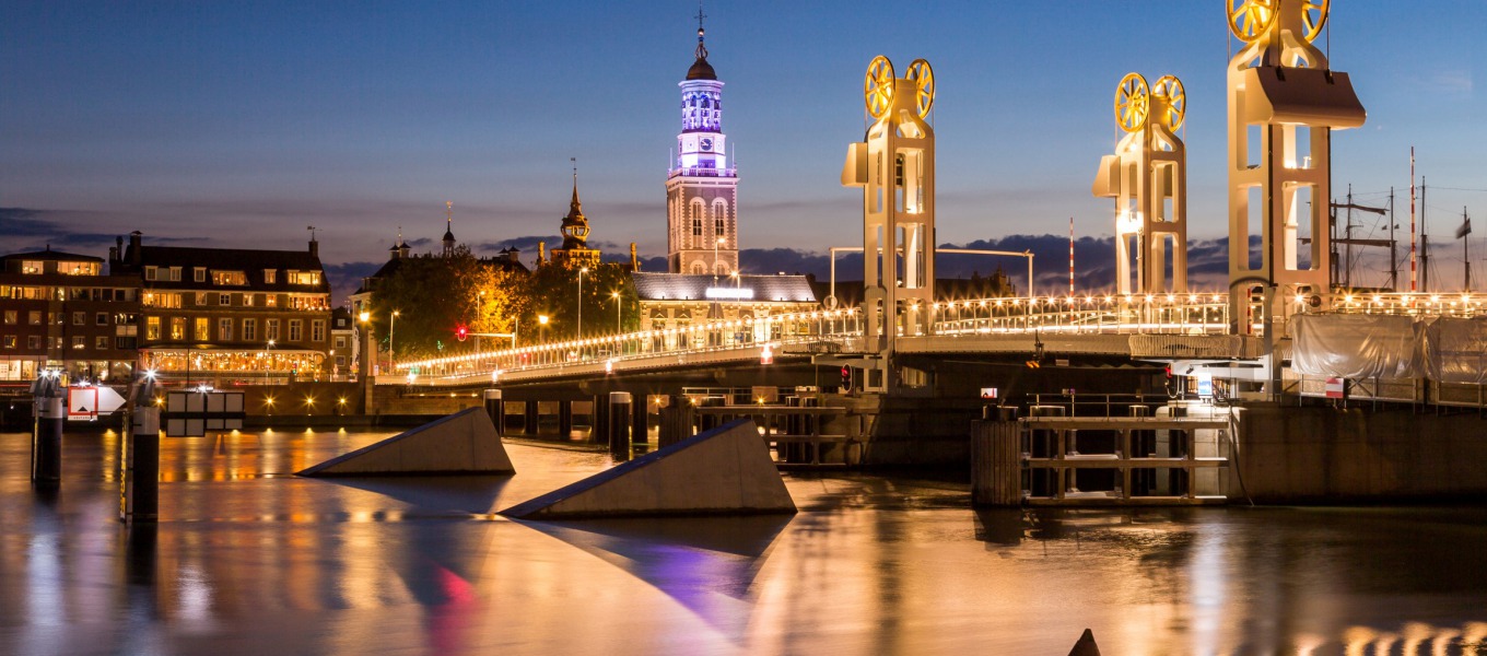 Bijzondere brug met gouden wielen