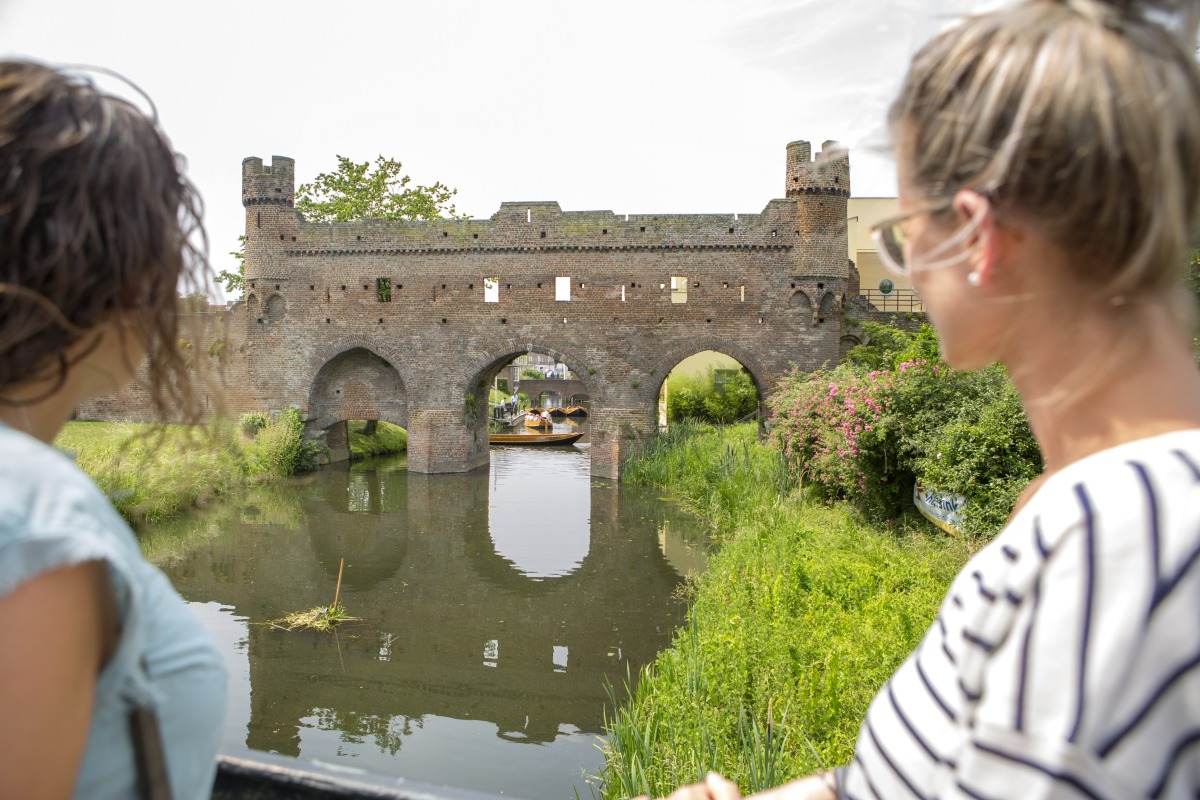 Durch Mauern spähen in der Hansestadt Zutphen Holland Hanse