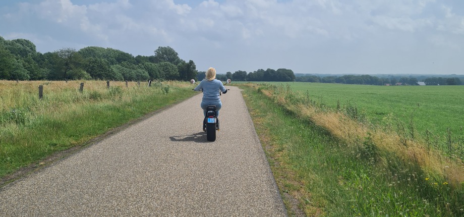 Annemiek aan het touren