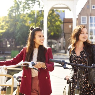 Twee vriendinnen met de fiets over het Pelserbrugje in Zwolle