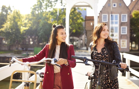 Twee vriendinnen met de fiets over het Pelserbrugje in Zwolle