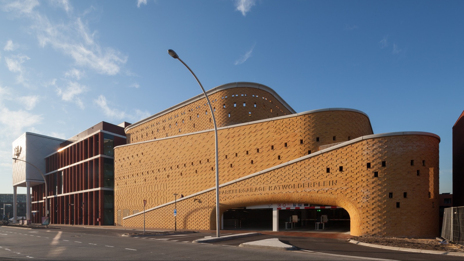 Moderne parkeergarage Katwolderplein in Nederland met opvallende gele bakstenen gevel en golvende vormen