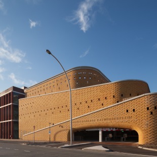 Moderne parkeergarage Katwolderplein in Nederland met opvallende gele bakstenen gevel en golvende vormen