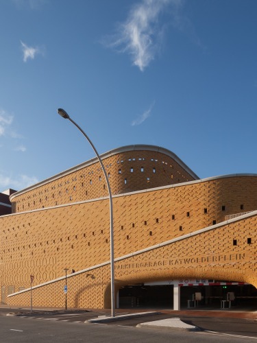 Moderne parkeergarage Katwolderplein in Nederland met opvallende gele bakstenen gevel en golvende vormen