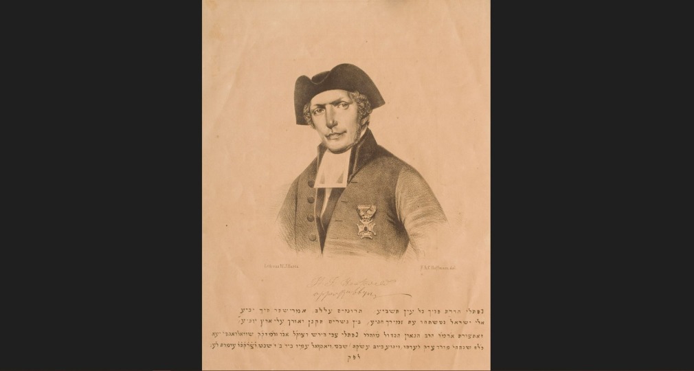 Een historische tekening van een man met een driekhoekige hoed, formele kleding en tekst in het Hebreeuws.