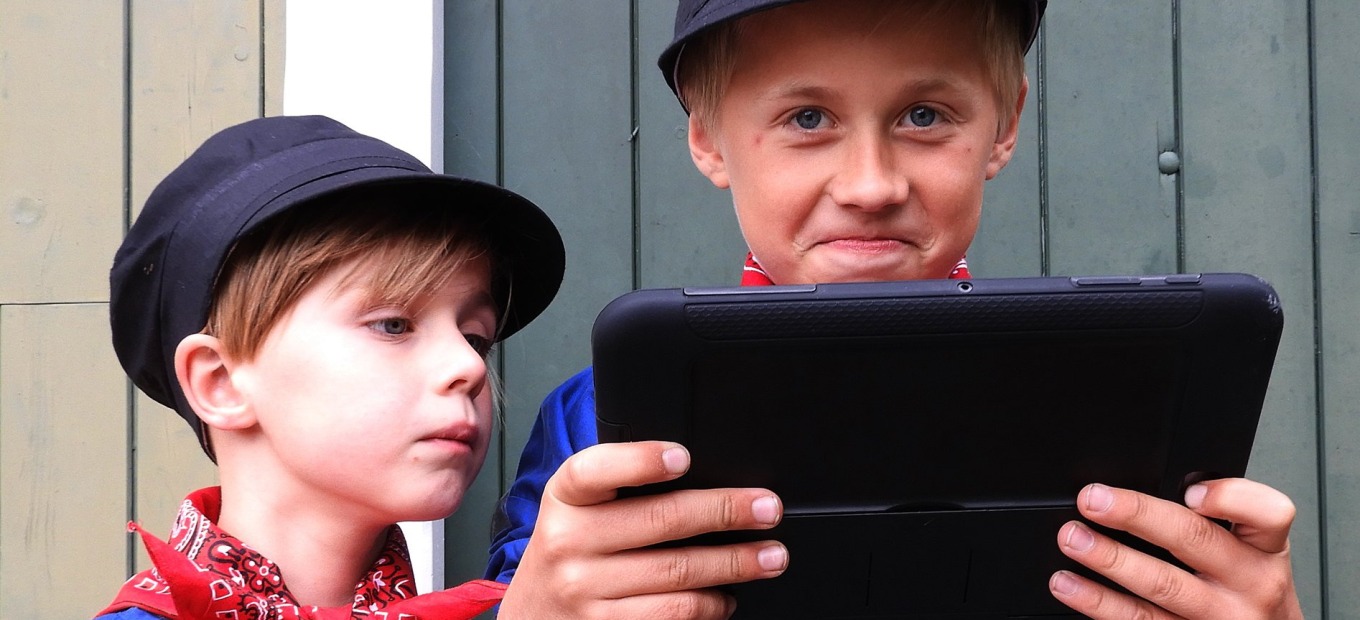 met tablet door het openluchtmuseum