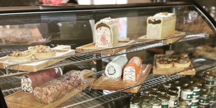 Vitrine met diverse Franse delicatessen zoals paté, quiches en potjes rillettes en andere spreads.