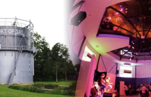 Buitenaanzicht van een gasopslag en interieur van dezelfde ruimte omgebouwd tot een kleurrijke evenementenlocatie.