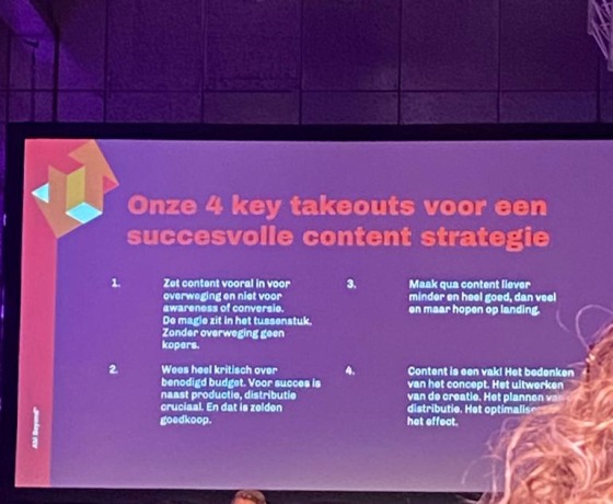 Presentatie over contentstrategie met vier belangrijke tips voor succesvolle content op een groot scherm.