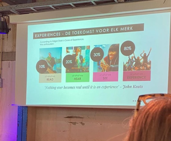 Presentatie dia over de toekomst van merken met statistieken over lees-, hoor-, zicht- en ervaringsherinnering.