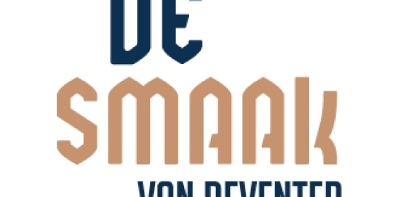 Logo van De Smaak van Deventer met tekst in donkerblauw en lichtbruin op een witte achtergrond.