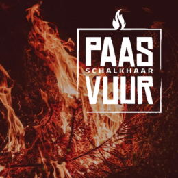 Vuur op de achtergrond met het logo van 'Paasvuur Schalkhaar' prominent afgebeeld in witte letters.