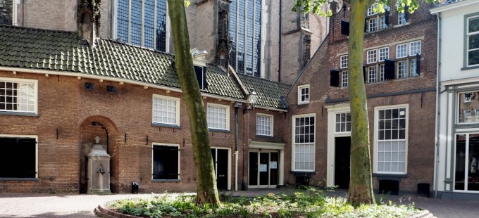 Achterzijde Lebuinuskerk: Kleine Boot - Foto Pieter Leeflang