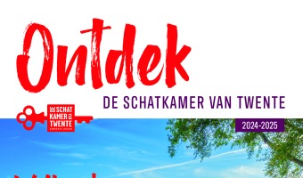 Fietsende mensen op een landelijk pad in Twente, ontdek de schatkamer van Twente 2024-2025