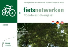 Man en vrouw fietsen samen op een landelijke route, promotie voor fietsroutes in Noordwest-Overijssel.
