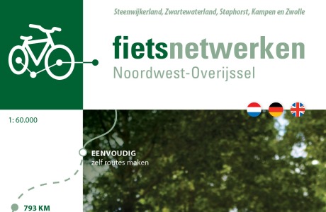 Man en vrouw fietsen samen op een landelijke route, promotie voor fietsroutes in Noordwest-Overijssel.