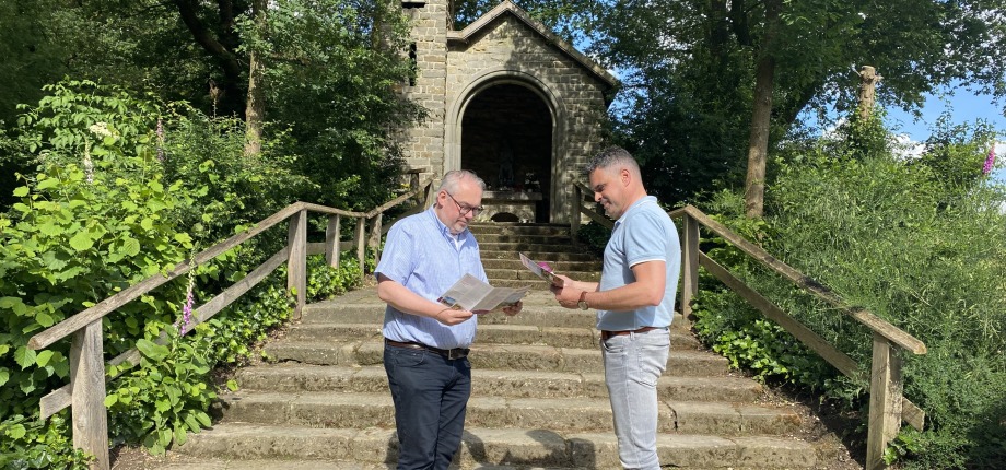 Jan en Stevan bij Mariakapel in De Lutte