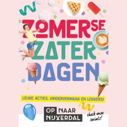 Vrolijke flyer voor Zomerse Zaterdagen met kind, ijsjes, taart, koffie, en leuke kinderactiviteiten.