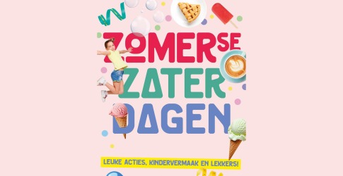 Vrolijke flyer voor Zomerse Zaterdagen met kind, ijsjes, taart, koffie, en leuke kinderactiviteiten.