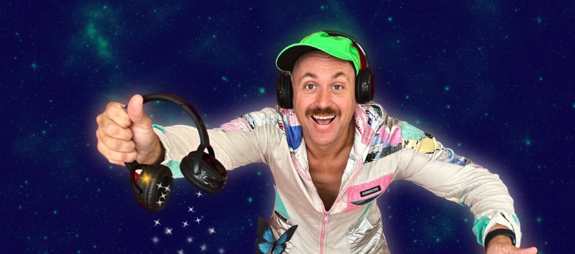 Man in ruimtepak zweeft met koptelefoon in de ruimte, omringd door objecten als een astronaut en raket.