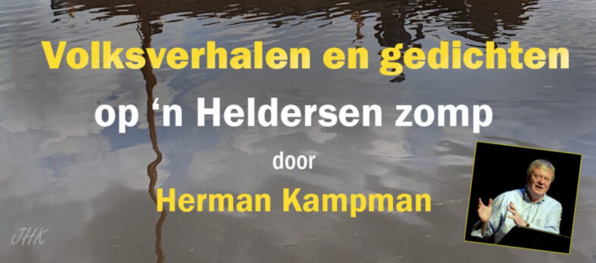 Man vaart op een Heldersen zomp over kalm water met weiland op de achtergrond, tekst over volksverhalen.