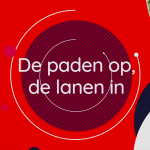 Mensen wandelen in het bos met tekst 'De paden op, de lanen in' en logo van routenetwerken Twente.