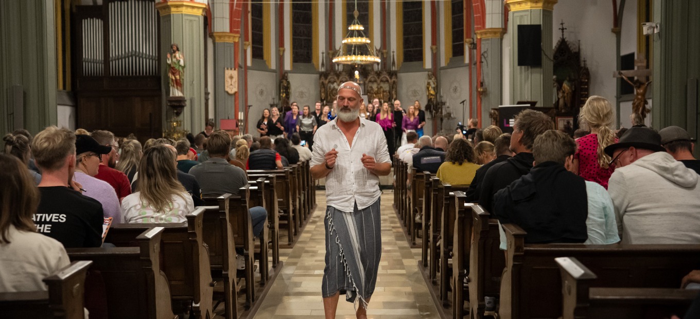 Met dik 350 man in de kerk in Borne