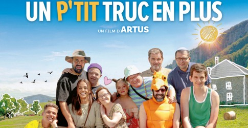 Groepsfoto van vrolijke mensen in kleurrijke outfits voor een film genaamd 'Un p'tit truc en plus'.