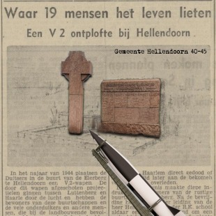 Krantenartikel over V2-raketexplosie bij Hellendoorn met herdenkingskruis, plaquette en raket.