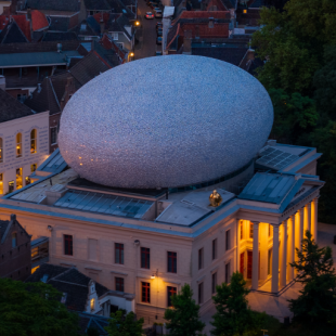 Museum de Fundatie in het avondlicht