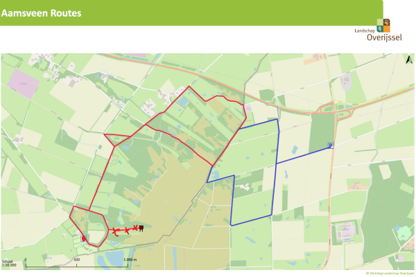 Kaart van Aamsveen wandeltoutes met rode en blauwe routes, parkeerplek en natuurgebieden gemarkeerd.