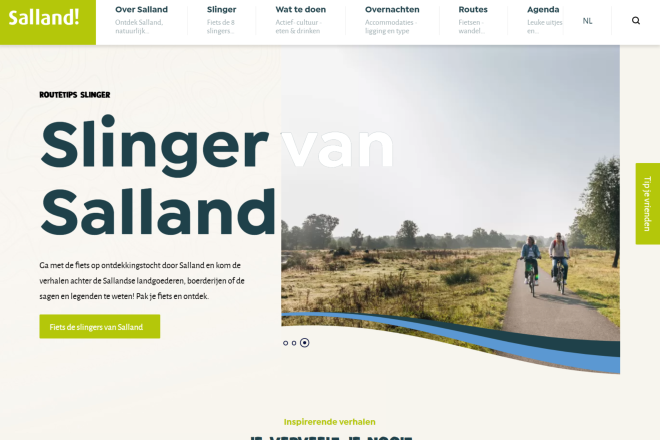 Website-afbeelding met fietsroutes door Salland, Nederland, en twee mensen fietsen in de natuur.