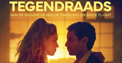 Film poster van Tegendraads toont twee hoofdpersonen in een intieme pose met warme, zachte verlichting.