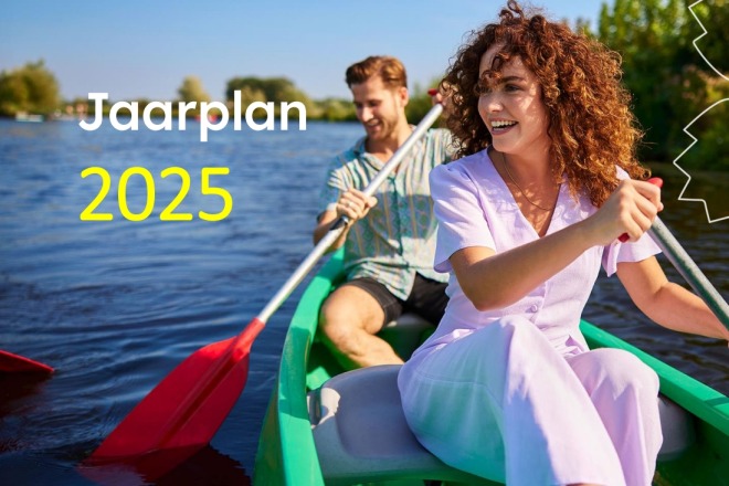 Twee jonge mensen kanoën op een rivier onder een zonnige hemel met de tekst 'Jaarplan 2025'.