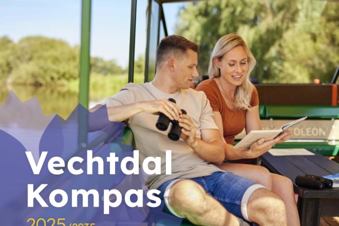 Twee mensen zitten op een boot, kijken naar een kaart, met de titel Vechtal Kompas 2025/2035 op de voorgrond.