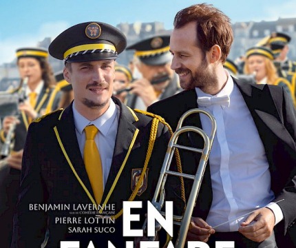Film poster van 'En Fanfare' met twee mannen in orkestuniform en muziek, geregisseerd door Emmanuel Courcol.