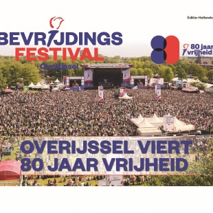 Bevrijdingsfestival Overijssel in Hellendoorn, 80 jaar vrijheid, grote mensenmassa voor podium