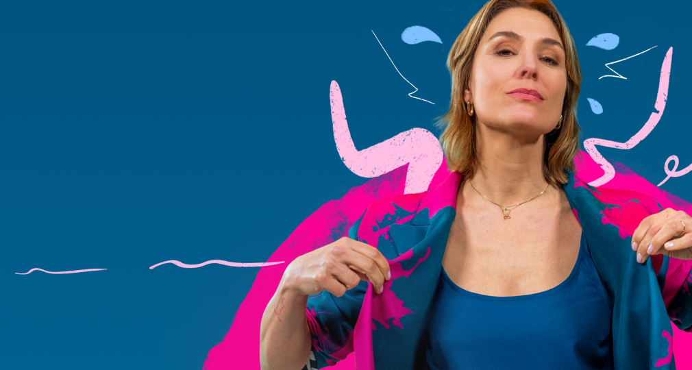 Vrouw met zelfverzekerde houding in blauwe outfit met roze details tegen een blauwe achtergrond en grafische elementen.
