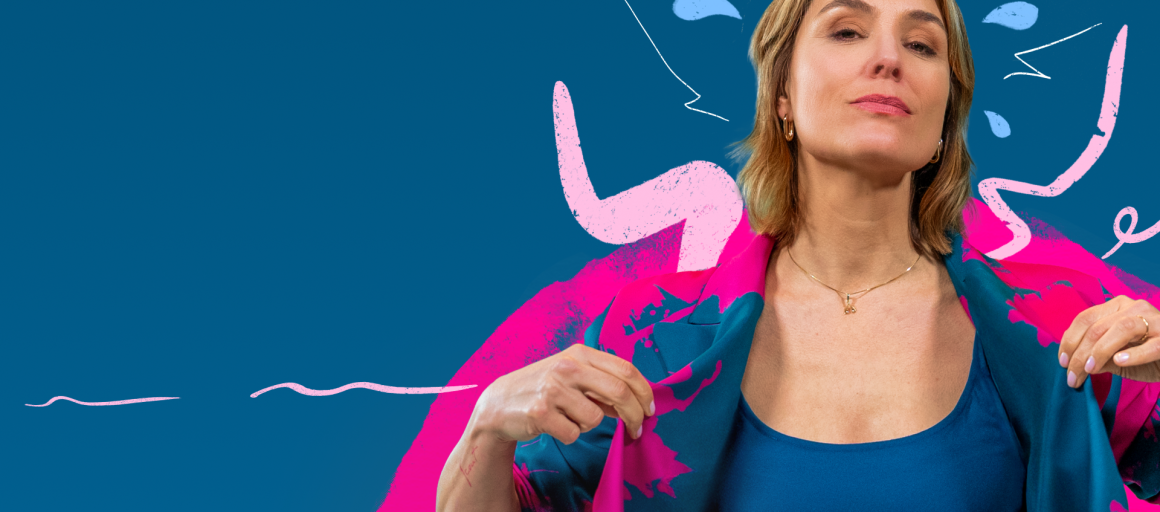 Vrouw met zelfverzekerde houding in blauwe outfit met roze details tegen een blauwe achtergrond en grafische elementen.