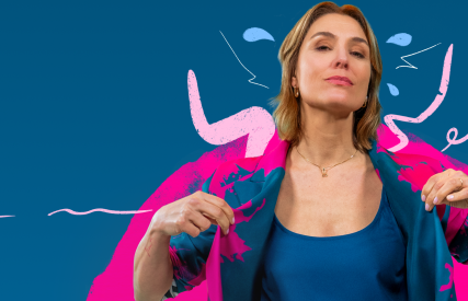Vrouw met zelfverzekerde houding in blauwe outfit met roze details tegen een blauwe achtergrond en grafische elementen.