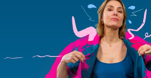 Vrouw met zelfverzekerde houding in blauwe outfit met roze details tegen een blauwe achtergrond en grafische elementen.
