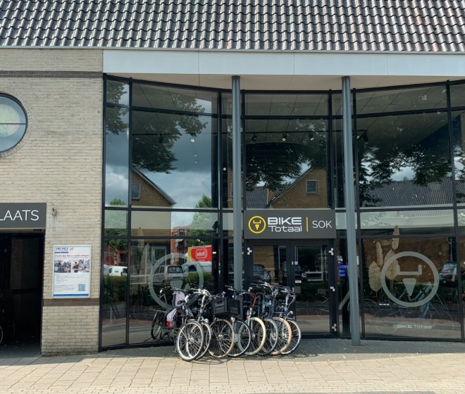 Fietsenwinkel Bike Totaal SOK met grote glazen voorgevel en werkplaatsingang aan de linkerzijde.