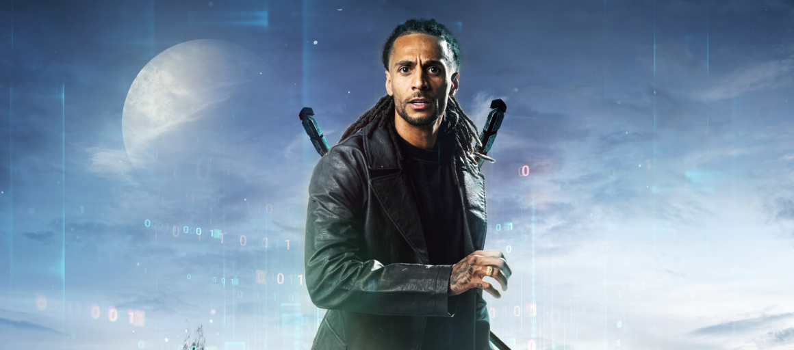 Man met twee zwaarden en een lange jas in futuristisch landschap met robots en digitale elementen.