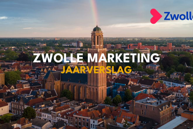 Luchtfoto van de stad Zwolle met een regenboog en kerk, tekst: Zwolle Marketing Jaarverslag.