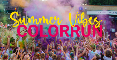 Kinderen vieren de Summer Vibes Color Run in Dedemsvaart, bedekt met gekleurd poeder en blije gezichten.