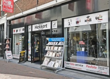 Buitenkant van Ringfoto Hekkert winkel met fotolijsten, camera’s en pasfoto service duidelijk zichtbaar.