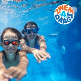Drie kinderen zwemmen onder water met zwembrillen tijdens de Zwem4Daagse, initiatief van de KNZB.