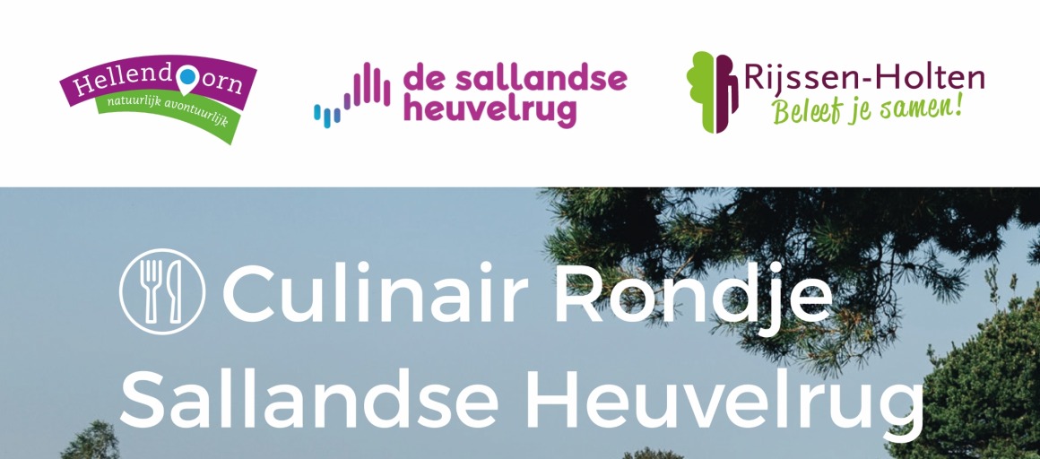 Twee vrouwen fietsen op de Sallandse Heuvelrug tussen paarse heide, flyer voor culinair rondje.