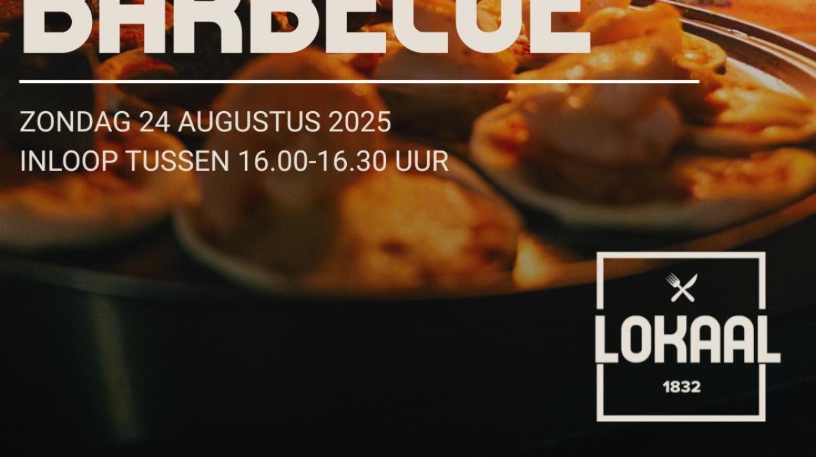 Affiche voor een slow-cooked barbecue op zondag 24 augustus 2025 bij Lokaal 1832, met houten oven.